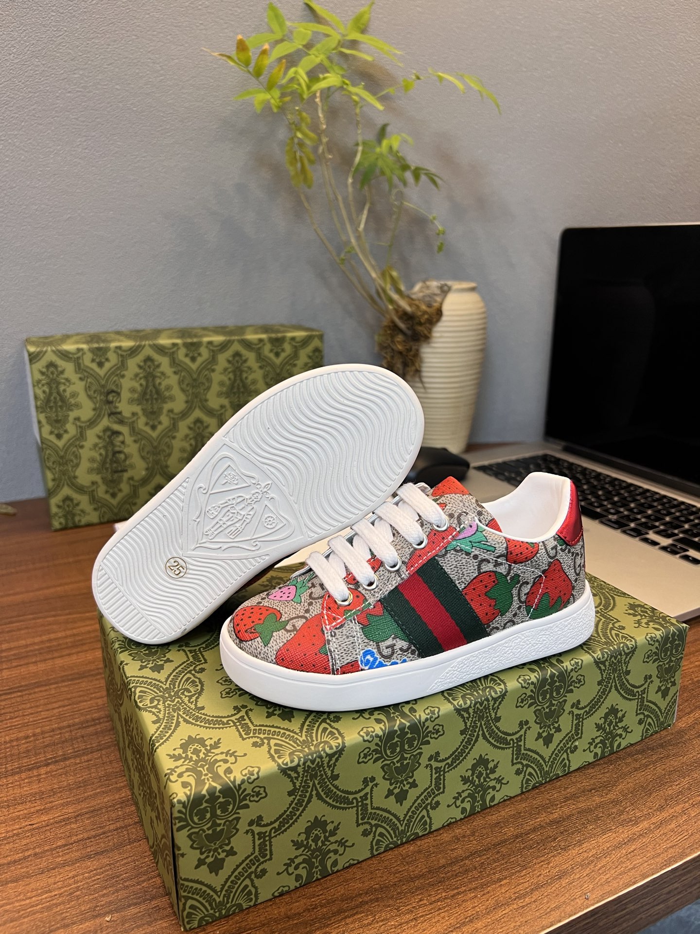 Children's shoes child